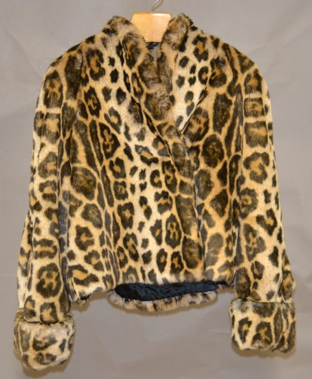 Mondi Faux Leopard Coat: Vintage faux leopard short coat jacket with 2 front hook clasps. Size 40. Few loose threads, in good condition.