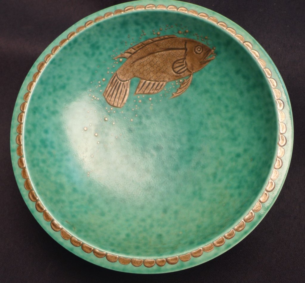 Gustavsberg Argenta Pottery Dish: Art Deco style green stoneware with figural inlay. Metallic fish on teal decorative bowl. Signed on bottom. Height: 2", Width: 7", Depth: 7" (Art pottery, art deco, art nouveau, European, ceramic) STE