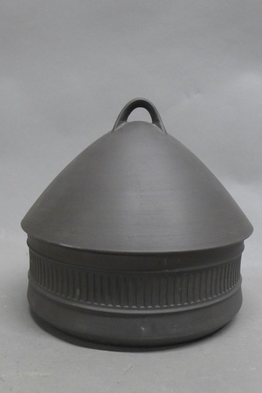 Dansk Designs Lidded Casserole: Flamestone Brown Beehive 2 Quart Casserole Quistgaard. Maker's mark on bottom reads: Dansk Designs Denmark IHQ. Height: 8", Diameter: 8 3/4" (bowl, servingware, kitchen, pottery) STERLING ASSOCIATES S