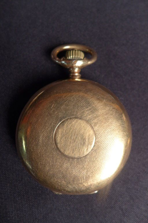 14 kt Gold Longines Pocket Watch in Hunter Case: Antique Logines pocket watch in 14kt yellow gold hunter case. Inside of case is marked: Longines Ancre 15 Aubis Grand Prix, Paris 1889 &14K. Cracks to enamel face. Diameter of case: 2", Height includi