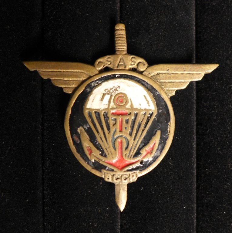 6th Colonial Parachute Battalion Commando Badge: 6th Colonial Parachute Battalion Commandos - French paratrooper badge. Marked on back :Drago Paris - Nice. Olive Metra Drago H 72. Maker marks. From the collection of Gene Christian. Age appropriate w