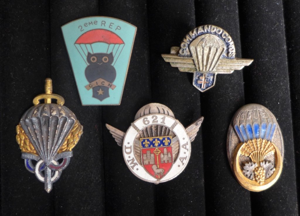 Collection of 5 FFL Parachutist Badge Insignia: Collection of 5 French Foreign Legion Parachutist Badge Insignia.Includes: 2eme REP GICN, 621 D.M. A.A. GE 191, Commando Conus and more.(French Foreign Legion, Legion Etrangere, France, Regimental Ins