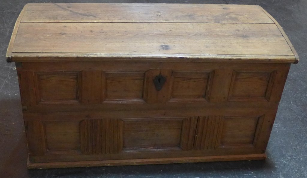 Antique Wood Blanket Chest: Early arched top blanket box with hinged lid. Geometric design on front. (trunk, furniture, storage) STERLING ASSOCIATES STRIVES TO PROVIDE ACCURATE, OBJECTIVE, & FAIR INFORMATION ONALL LOTS. WE WILL 