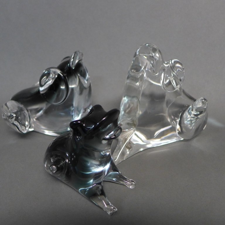 Zanetti Murano Art Glass Frog Grouping: Three Licio Zanetti Murano Italian art glass frog figurines. One of the three frogs is signed on on bottom. Height of signed frog: 4 1/2", Width: 4", Depth: 5 1/4"(toad, studio glass, collectible)STER