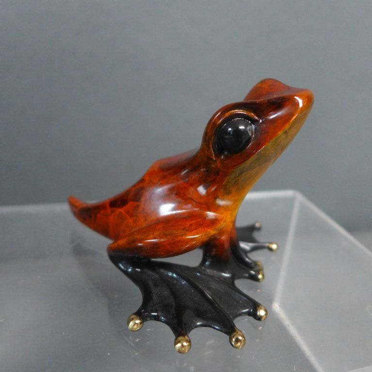 Signed Bronze "Frogman" Frog by Tim Cotterill: "Pollywogg" 577/5000 Limited edition bronze frog figurine made in 2001. Signed, numbered and dated on bottom of foot. Also incised on bottom of body: Frogman. Height: 2 3/8", Width: 2 7/8", Length: 3"