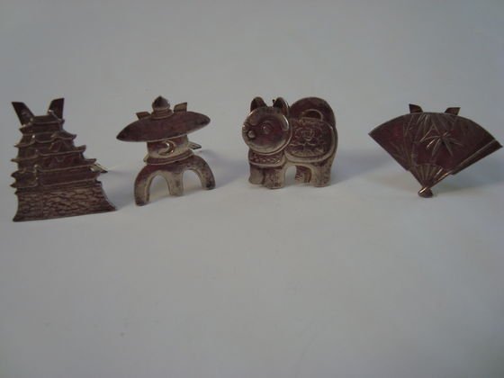 4 Japanese Sterling Placecard Holders: 4 Japanese Sterling Placecard Holders Weight: 13.8g. Dimensions: Average size 1 1/4 x 1" Condition: Excellent Provenance: Private Estate