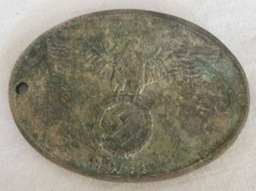 WW2 German SS Police Dog Tag: WW2 German SS Police Dog Tag. Geheime Staatspolizei with liscense # 522.Size: 2" x 1-1/2"Condition: Very tarnished.Provenance: Private Collector