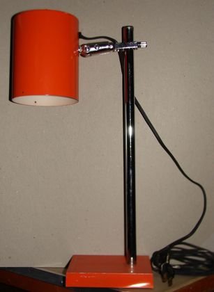Lightolier Modern Desk Lamp: Description: Mid-century modern desk lamp, unmarked Lightolier, (note plug)Dimension: 16-1/2"H x 4-1/4" baseCondition: Overall good condition, slight scuffing to paint finish on base.Provenance: Hudso