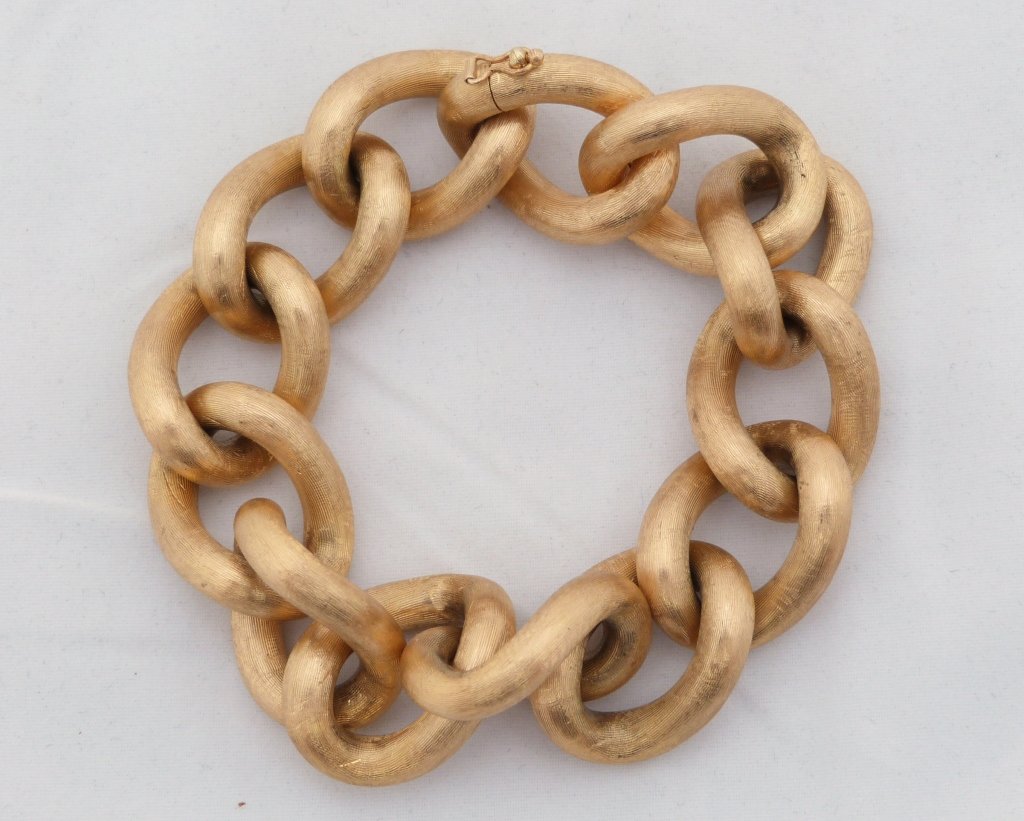 18K Gold Chain Link Bracelet: 43 dwts 9 inches long,