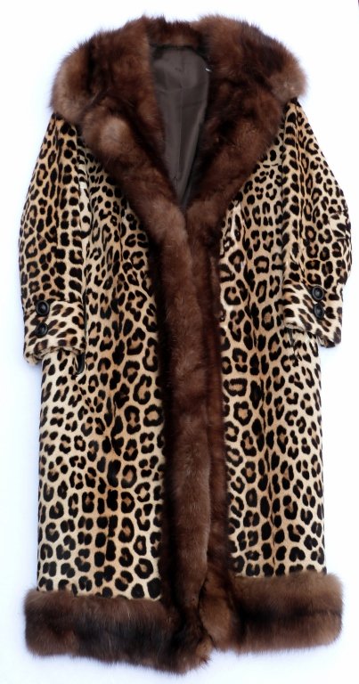 Vintage Leopard Coat with Mink Collar and Trim: Beautiful vintage coat in very good condition, The coat was stored and conditioned at J Mendel in new york ,Fits Size 6-8