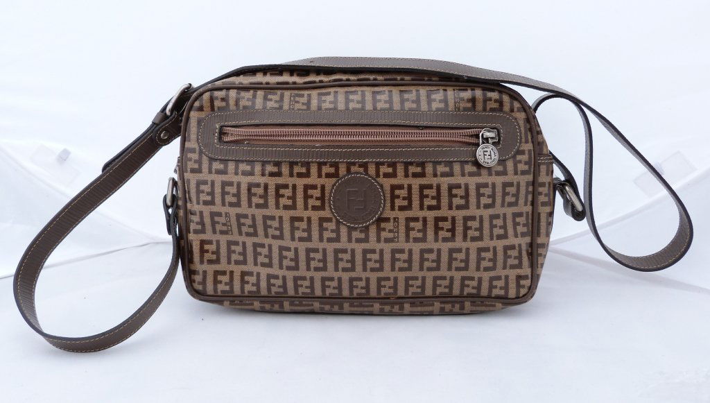 Casual Fendi Shoulder Bag, Classic: casual fendi bag with in classic fendi design. good condition.