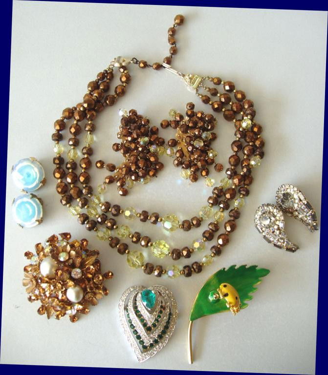 SUPERB VINTAGE COSTUME JEWELRY LOT: All pieces are signed. Includes Jonne necklace & earring set, Hattie Carnegie brooch, Mazer/Jomaz brooch, De Mario brooch, Hobe & Vogue earrings. DeMario brooch has one missing rhinestone otherwise al
