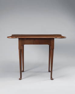 QUEEN ANNE FIGURED MAHOGANY PORRINGER TOP TEA-TABLE: This table has very vertical proportions. The oblong highly figured plum-pudding mahogany top with porringer corners, abovea flat-arch skirt and supported by round tapering legs ending in pad feet.