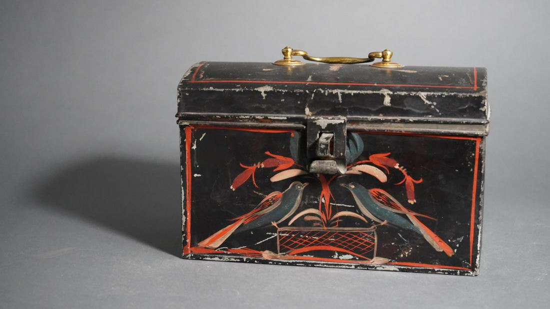 TOLEWARE DEED BOX WITH A PAIR OF BIRDS (1 of 16)