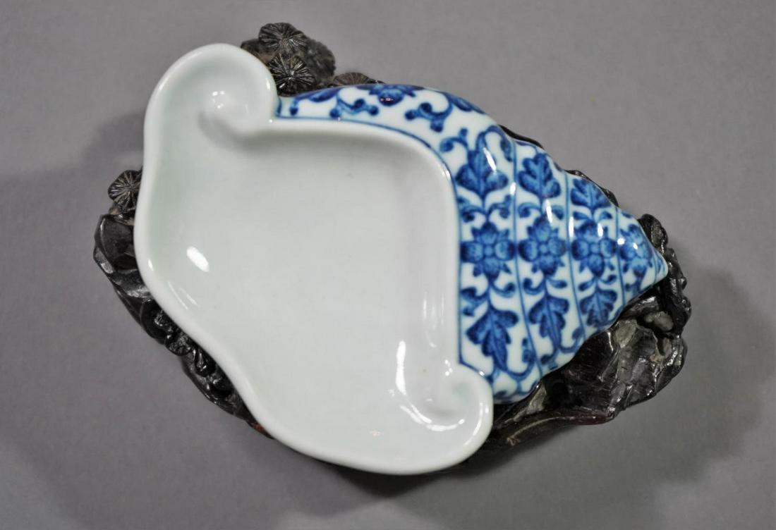 BLUE AND WHITE 'SHELL'  BRUSH-WASHER WITH JIAJING MK. (1 of 20)