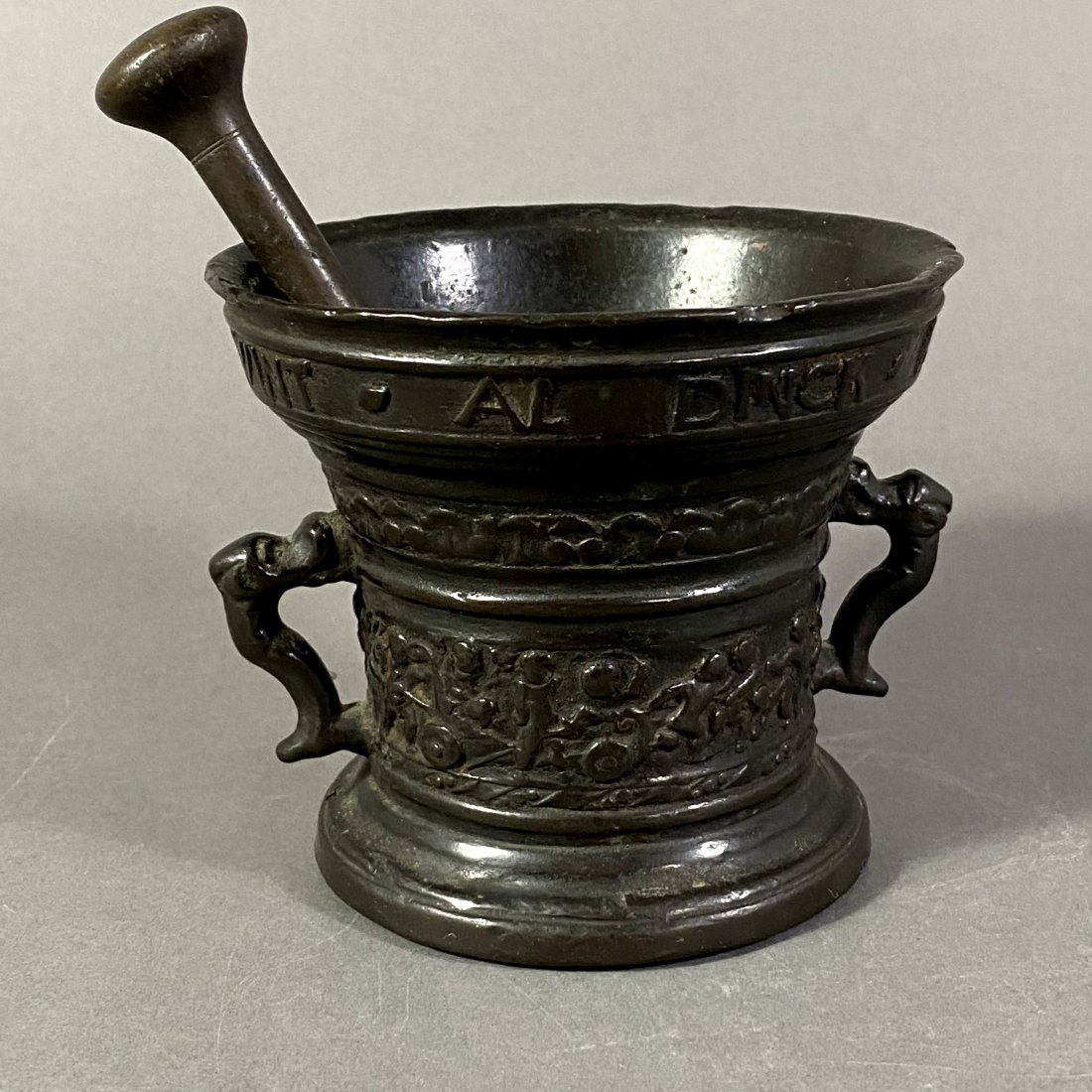 CAST BRONZE MORTAR AND PESTLE DATED 1589 (1 of 9)