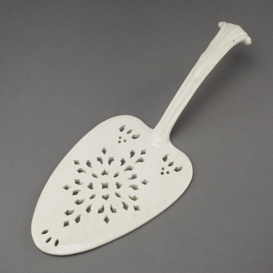WEDGWOOD CREAMWARE FISH TROWEL WITH SCROLL HANDLE (1 of 16)