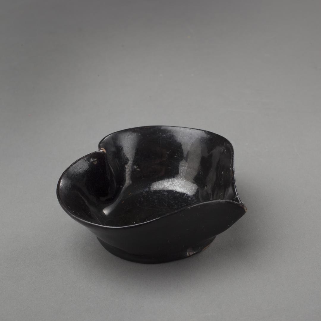 A JACKFIELD POTTERY HEART-SHAPED SWEETMEAT SERVER (1 of 7)