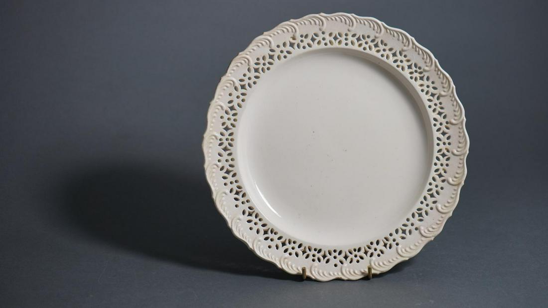 SCALLOPED CREAMWARE DINNER PLATE WITH SHELL-FORM EDGE (1 of 6)
