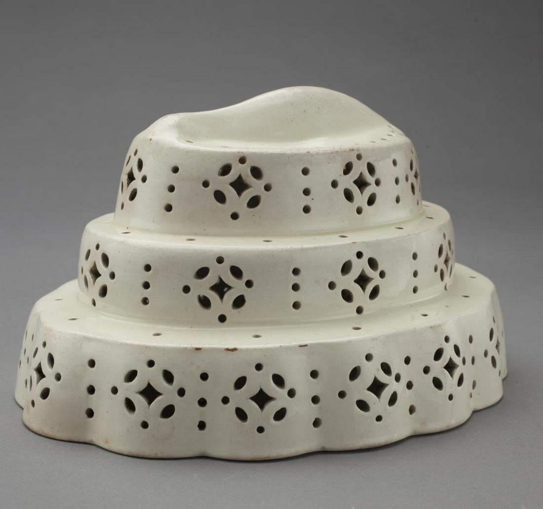 Creamware Reticulated 'Fish' Cake Mold (1 of 10)