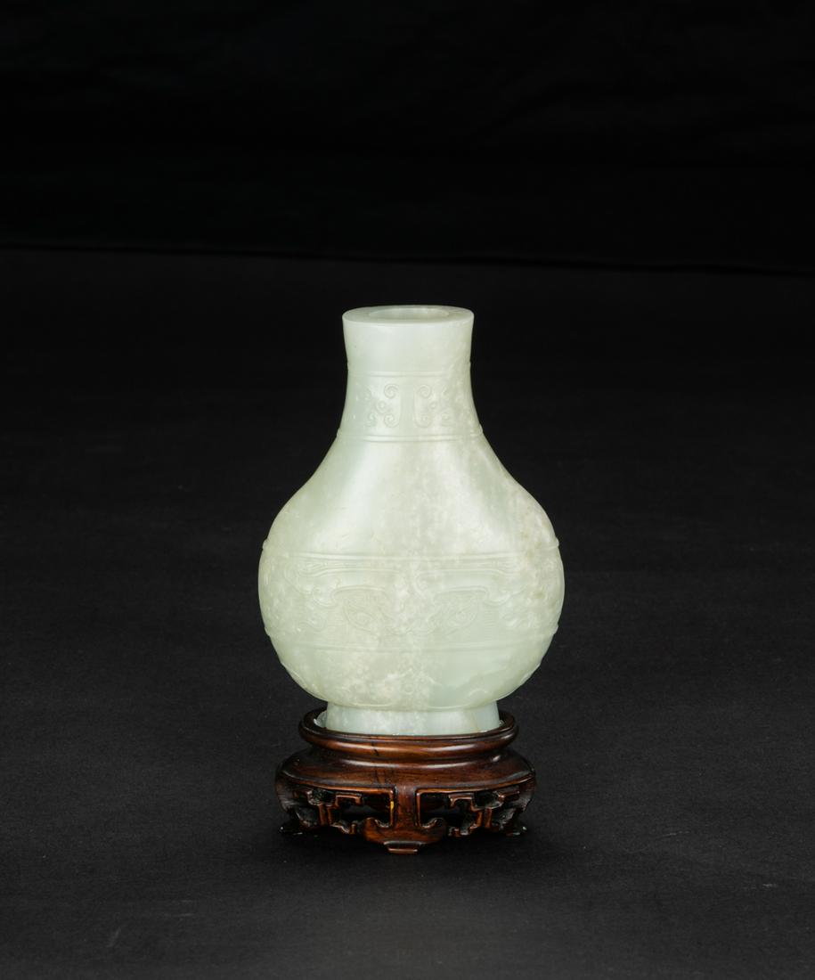 Qing- A White Jade Vase H: 10 cm (1 of 7)