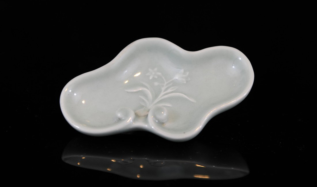 A green/blue glaze brush washer. “Daqing Qianglong: “Daqing Qianglong Nian Zhi” mark. Dimensions: 10 cm. 青藍釉筆洗“大清乾隆年製”款