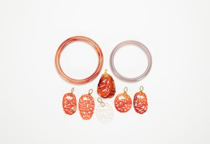 A Five Agate Pendants And Two Agate Bangles(7 Pcs)