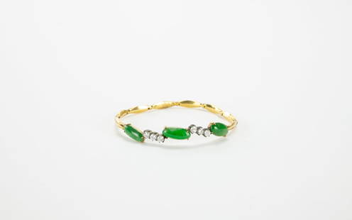 A Three Oval Shape Jadeite Mounted In Gold And Diamond Bracelet.: A Three Oval Shape Jadeite Mounted In Gold And Diamond Bracelet. Late Qing Dynasty 蛋面 : 12 X 5 X 3 mm X 3 晚清 - 三顆橢圓形翡翠ř