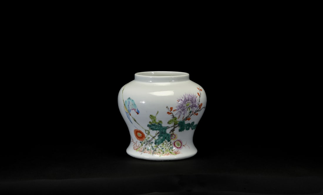 A Famille Rose Porcelain Jar ‘Parrot And Flowers’, Qing Dynasty: A Famille Rose Porcelain Jar ‘Parrot And Flowers’, Qing DynastyH: 13.8 cm清 - 粉彩‘嬰鵡花卉圖’罐Provenance 來源