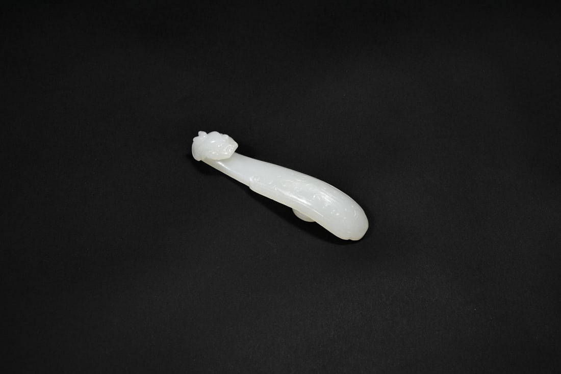 A Finely Carved White Jade ‘Dragon’ Ruyi Belt Hook, Qianlong Period (18th Century) (1 of 10)