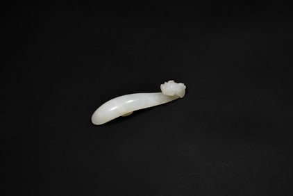 Finely Carved White Jade ‘Dragon’ Belt Hook, Qianlong Period, 18th Century