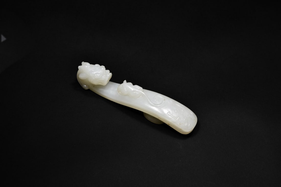 A White Jade Belt Hook with Dragon Head and Mouse Motif, Qing Dynasty, 18th–19th Century (1 of 7)