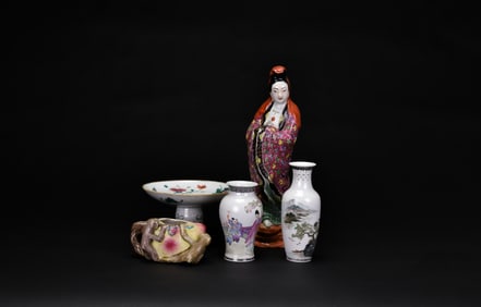 A Group of Five Chinese Porcelain and Pottery Pieces, Late Qing to Republic Period