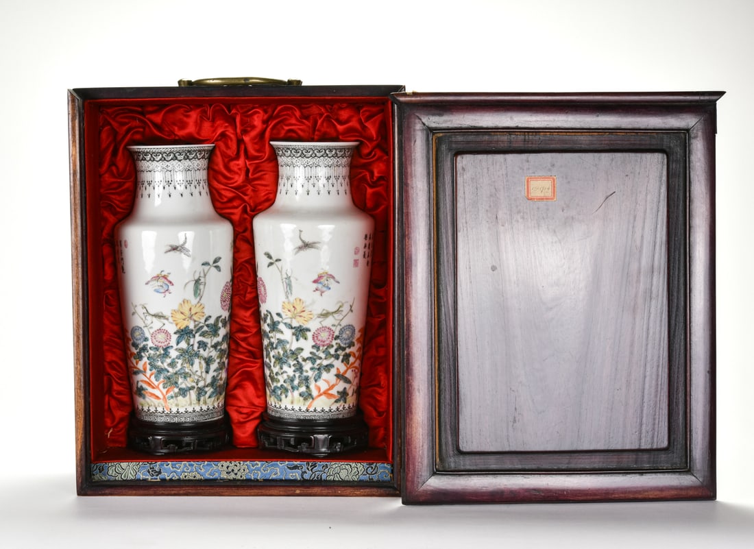 A Pair of Famille Rose Decoration of Flowers and Insects Vases. Late Qing: Together with the original fitted wooden case and stands. ‘Qianlong Nian Zhi’ mark.Box: 13 1/4 In (33.5 cm) W: 10 1/2 In (26.5 cm)瓶 H: 9 1/4 In (23.5 cm)晚清-粉
