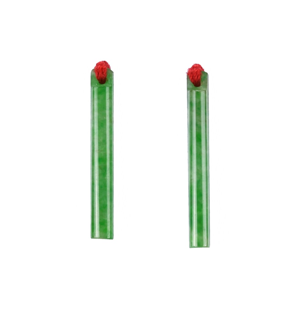 A Pair of Jadeite Bar Pendants / Ear Ornaments.: Displaying an even and vibrant green tone.H: 1 1/16 In (2.2 cm) W: 1/8 In (0.3 cm)綠翡翠素條耳飾 / 掛件（一對）天