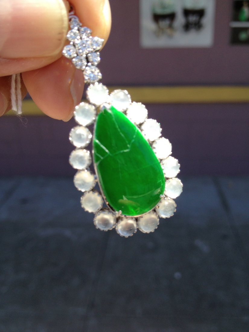A Jadeite mounted with 18K white gold and diamond penda