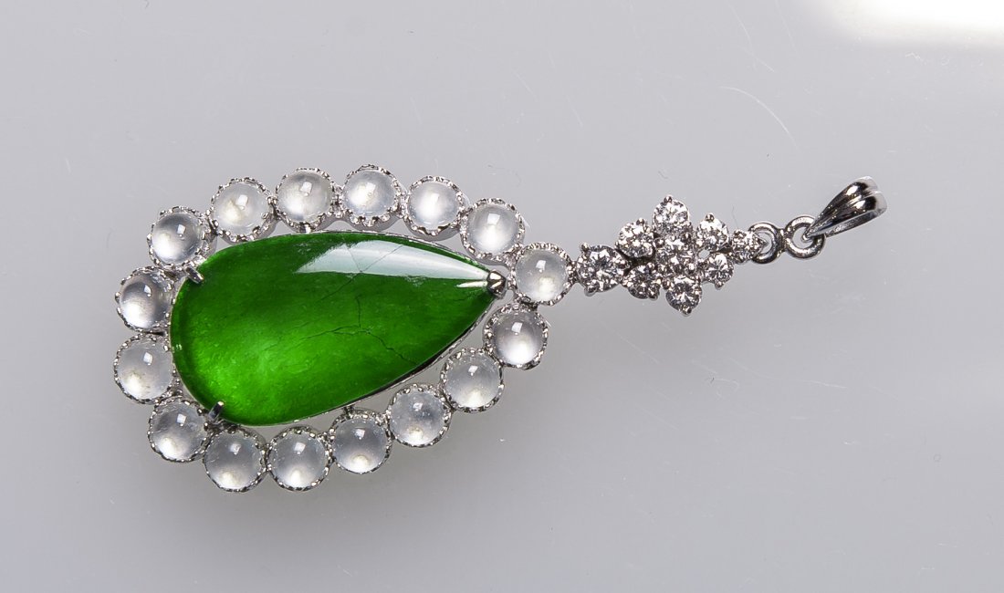 A Jadeite mounted with 18K white gold and diamond penda - 6