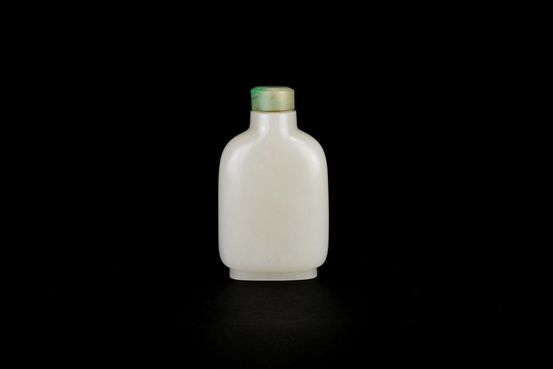 Qing Dynasty A Fine White Jade Snuff Bottle (1 of 10)