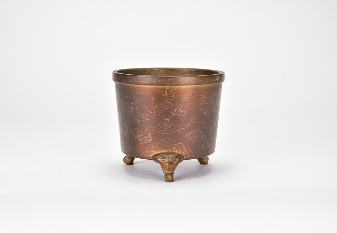 A Bronze Dragon Tripod Censer: Bearing a ‘Shisou’ Mark. Late Qing – Early Republic Period The cylindrical censer is finely engraved around the exterior with a sinuous dragon amidst scrolling clouds beneath a band