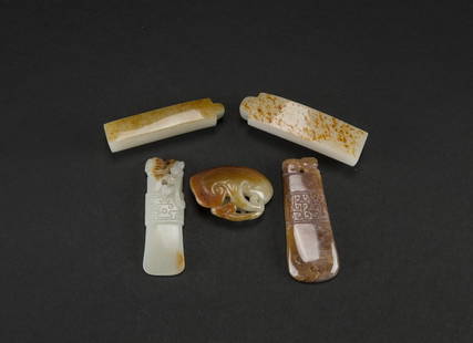 Qing-A group of five fine white jade with russet skin: Qing A group of five fine white jade with russet skin carved two feather holder, one carved Ling Zhi 4.7 x 3.5 x 1.6 cm. - 7.3 x 2 x 2 cm. 清 白玉帶皮五件