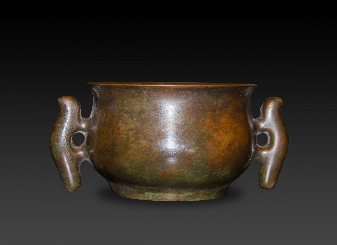 Qing-A bronze double fish handles censer“Yu Tang Qing: Qing A bronze double fish handles censer“Yu Tang Qing Wan” mark. D:19 x 8.8 cm. 清 雙魚耳爐“玉堂清玩”款 weight ŵ