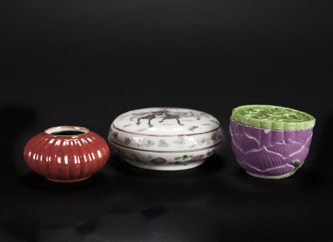 Qing- A Group of three porcelains: Qing- A Group of three porcelains A families glaze paste box, melon shaped washer and lotus formed washer with cover. H:3.3 - 4.4 cm. (1 5/16 - 1 11/16 in.) 清 粉彩印泥&#