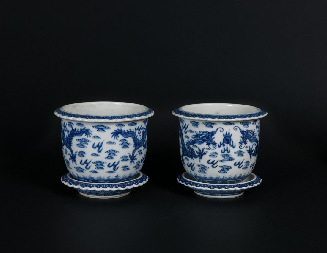 Republic-A PAIR OF BLUE AND WHITE ‘Double Dragon: Republic A PAIR OF BLUE AND WHITE ‘Double Dragon Chasing Pearl’ FLOWERPOTS “Da Qing Kangxi Nain Zhi” Mark. H:11.5 cm. ; D:13 cm. 民國 青花雲࿴