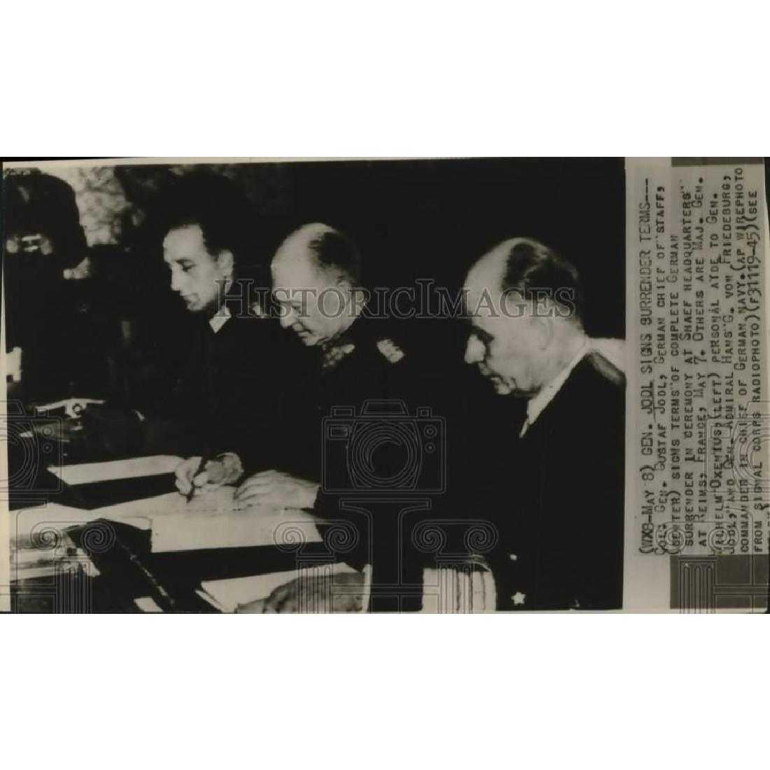 1945 Press Photo Signing of terms German Surrender: This is an original press photo. Colonel General Gustaf Jodl, German Chief of Staff, signs terms of the complete German surrender in a ceremony at Shaef Headquarters at Reims, France, May 7. Others ar