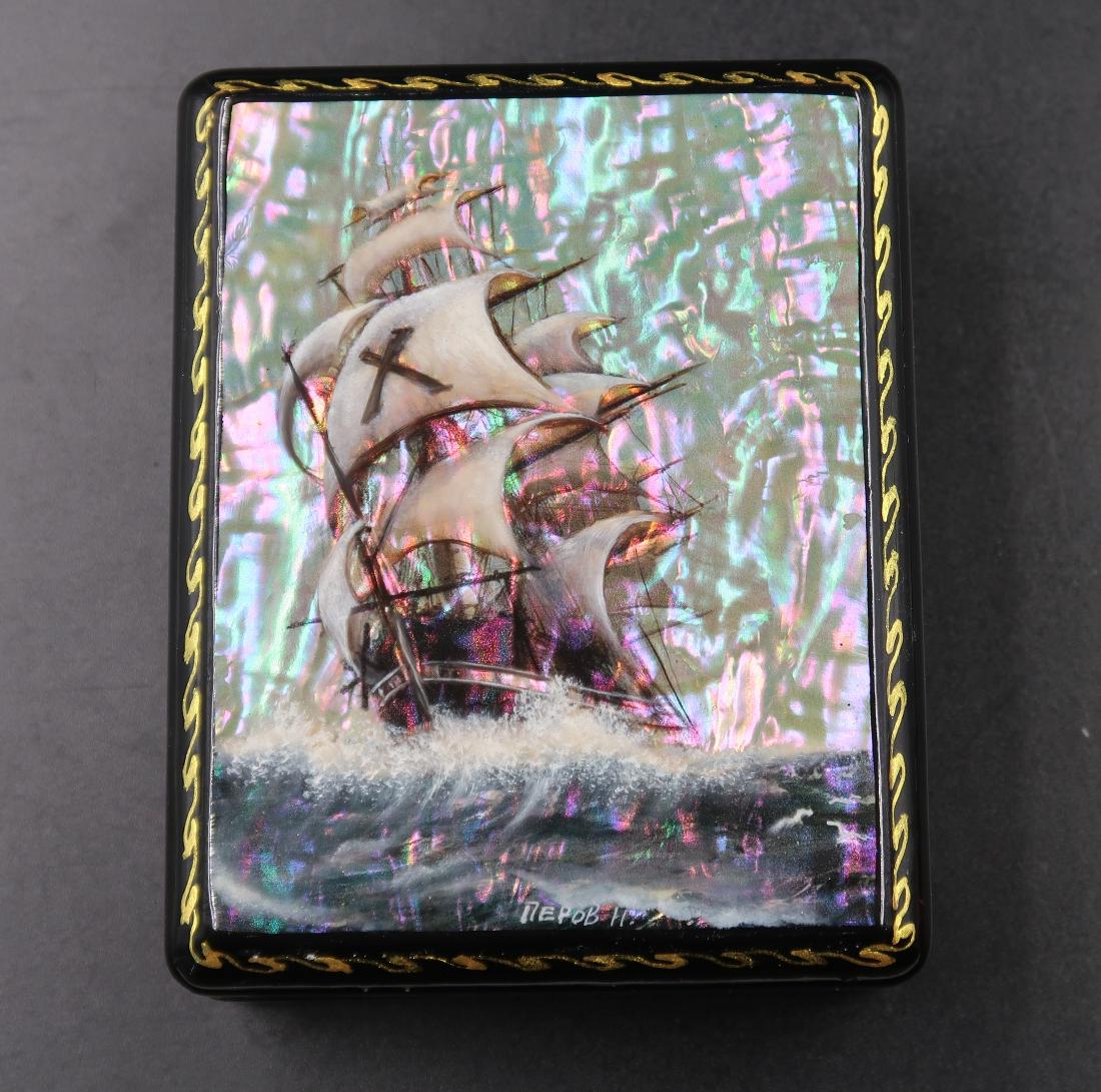 Russian Lacquer box Vintage: Size 4 x 3 inches