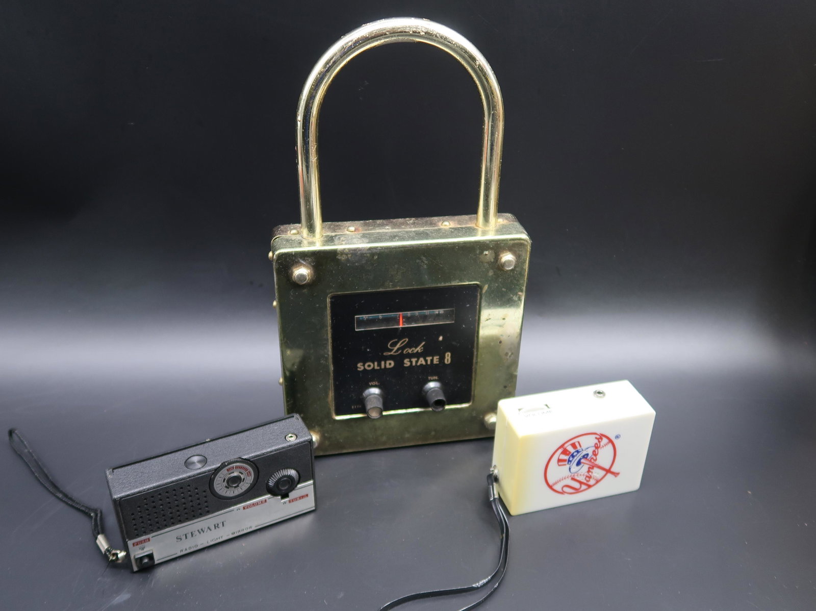 3 pcs. Mini Radios: Measurement varies baterries not included, collectible.
