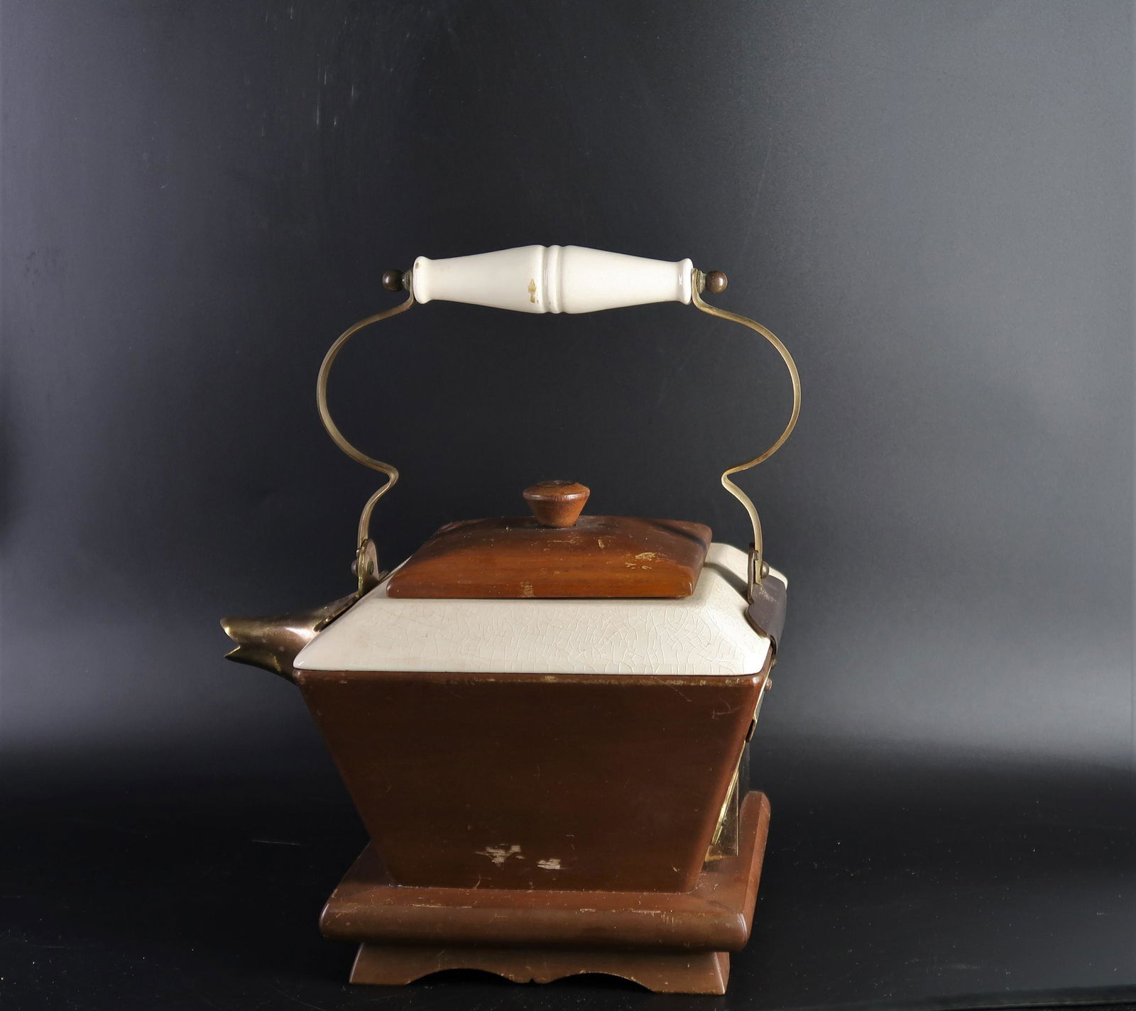 Vintage Teakettle Radio Guild Radio & Television: 1957 USA 9 volt Transistor made in the USA 10" X 10" X 12" inches. Is functioned.