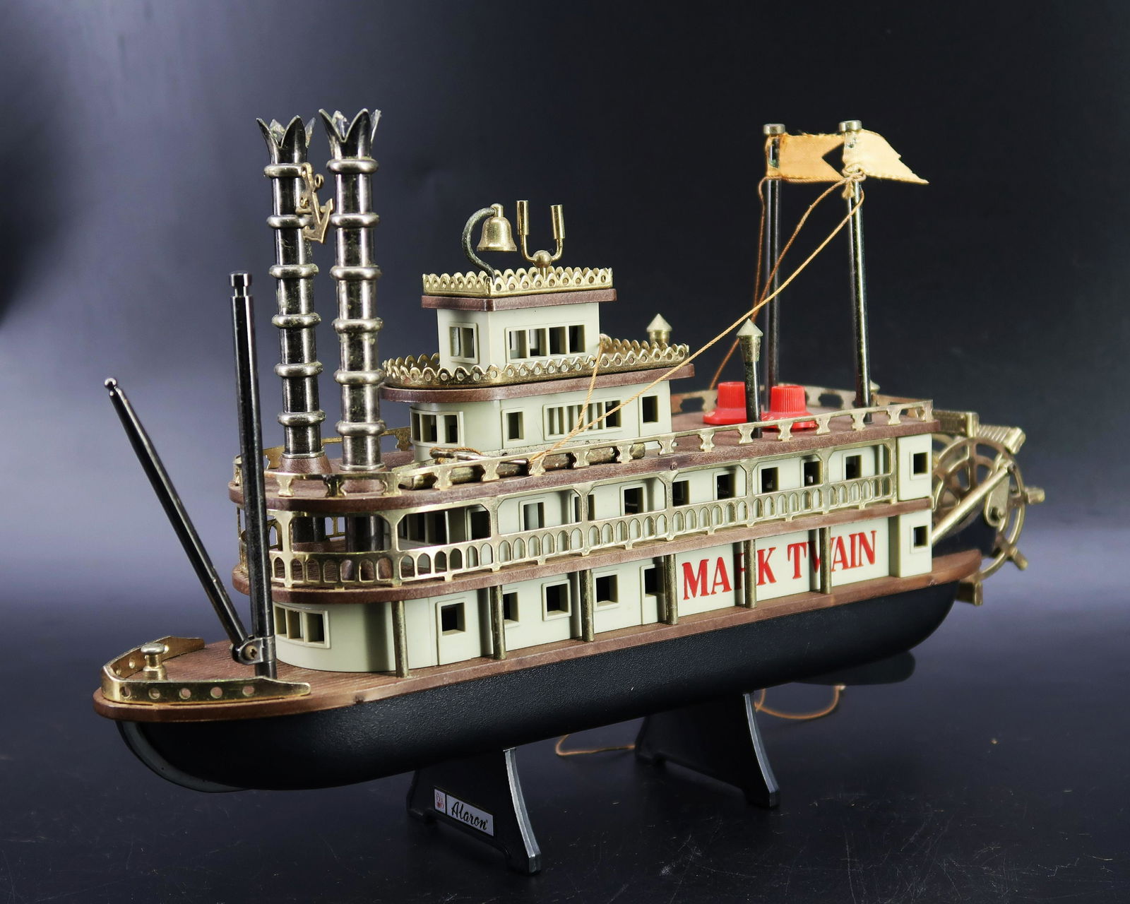 Vintage Mark Twain Riverboat Transistor Raido (1 of 7)