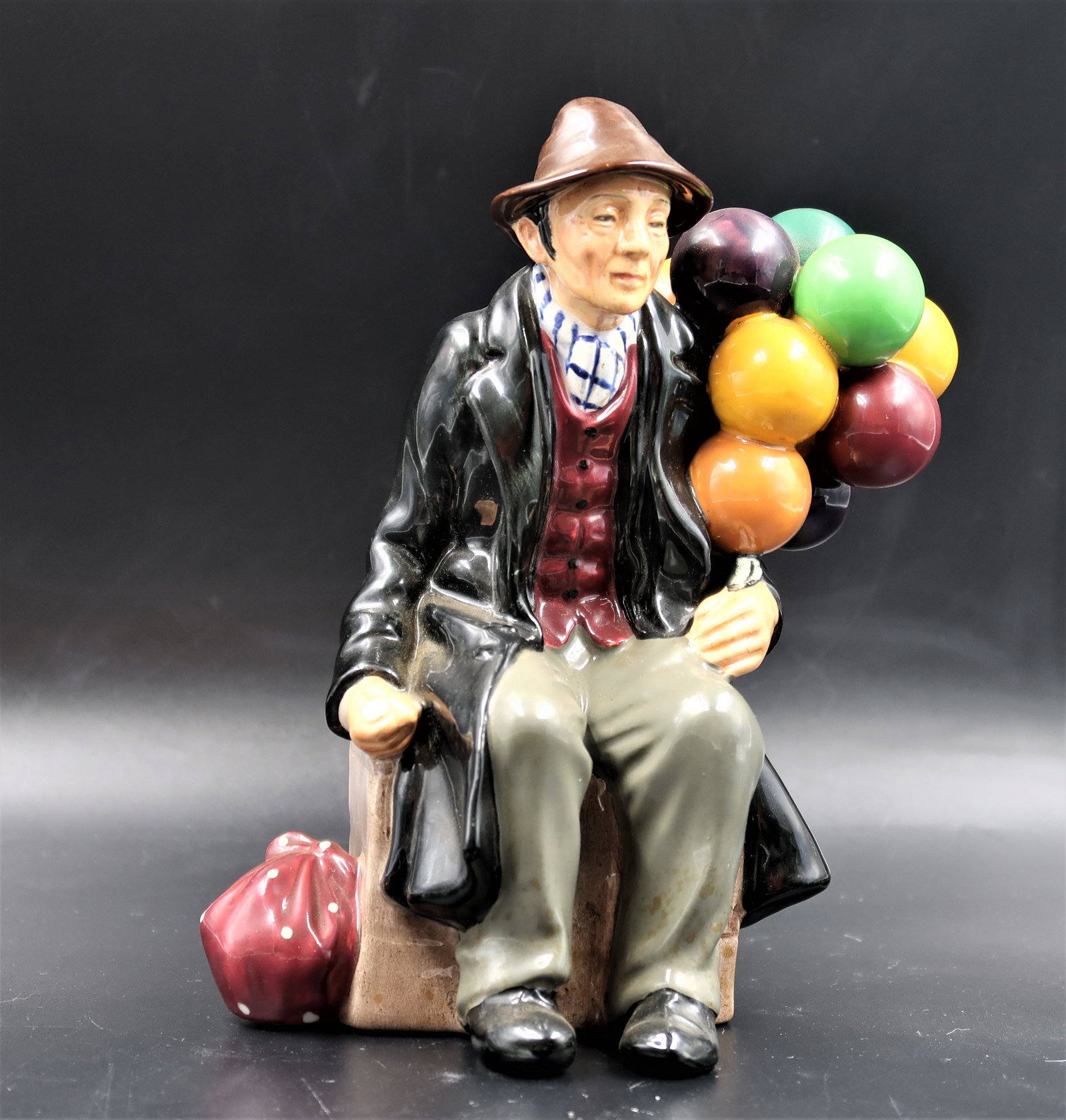 Royal Doulton figurines â€œThe Balloon Manâ€: Royal Doulton "The Balloon Man" H.N. 1954 Figurine 7 1/2"
