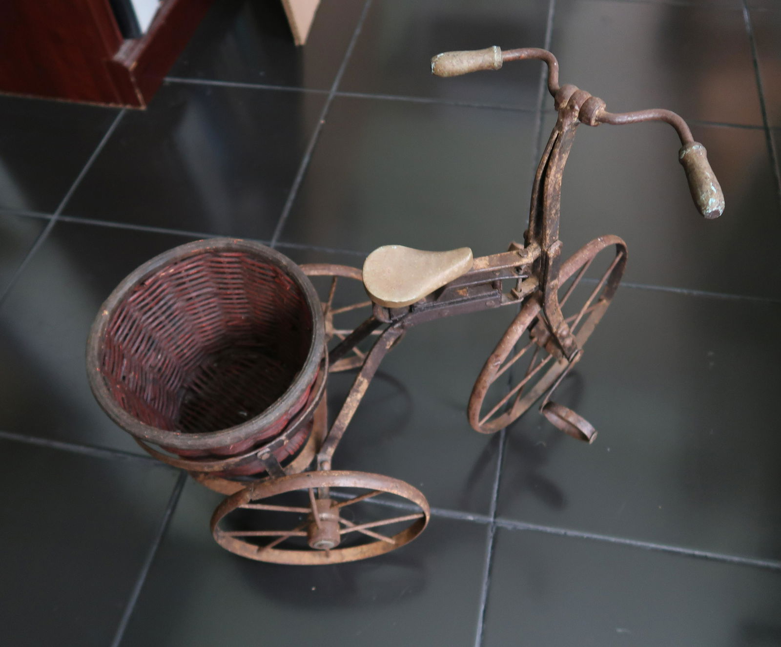 Salesman Sample 1890s    Tricycle w/woven Basket Steel (1 of 4)